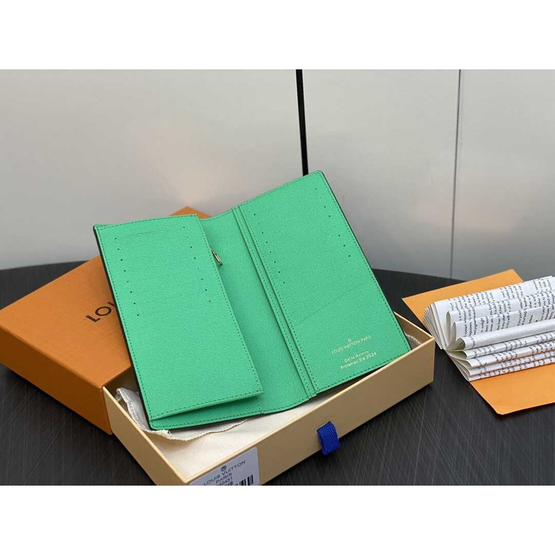 l**is V*t*n damier wallet green