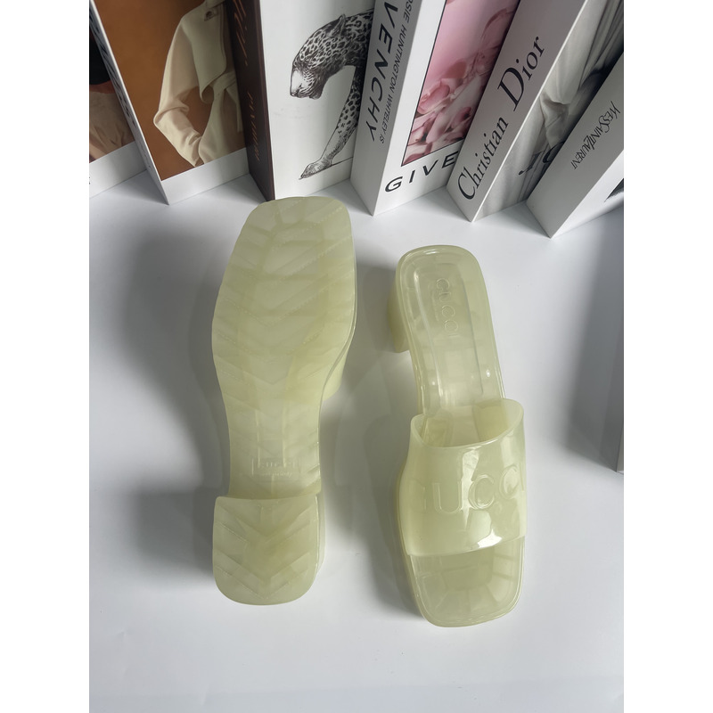 G*u*i logo embossed sandals white