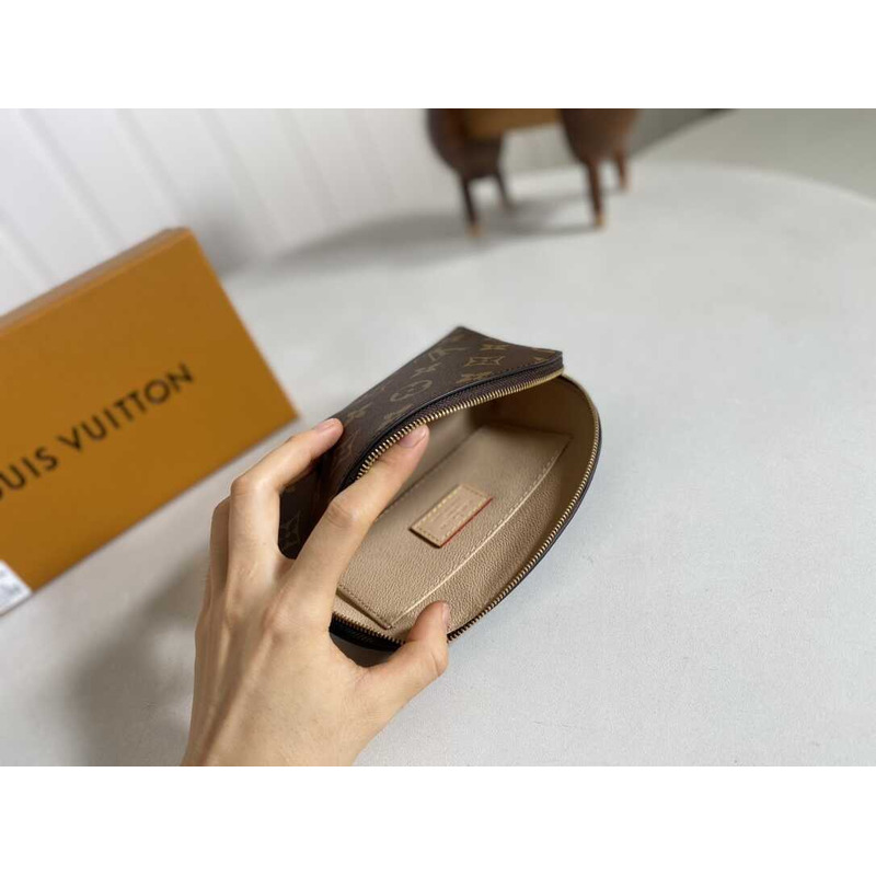 l**is V*t*n cosmetic pouch pm