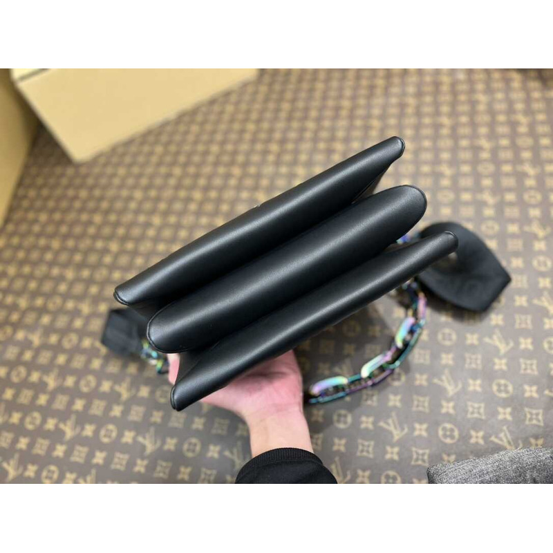 l**is V*t*n coussin pm black