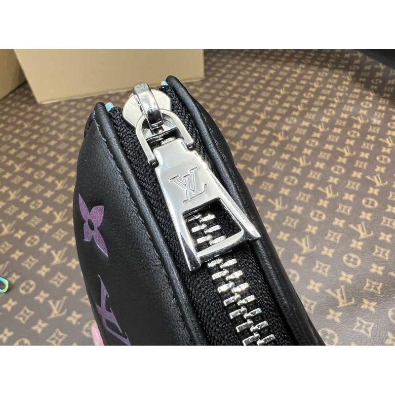 l**is V*t*n coussin pm black