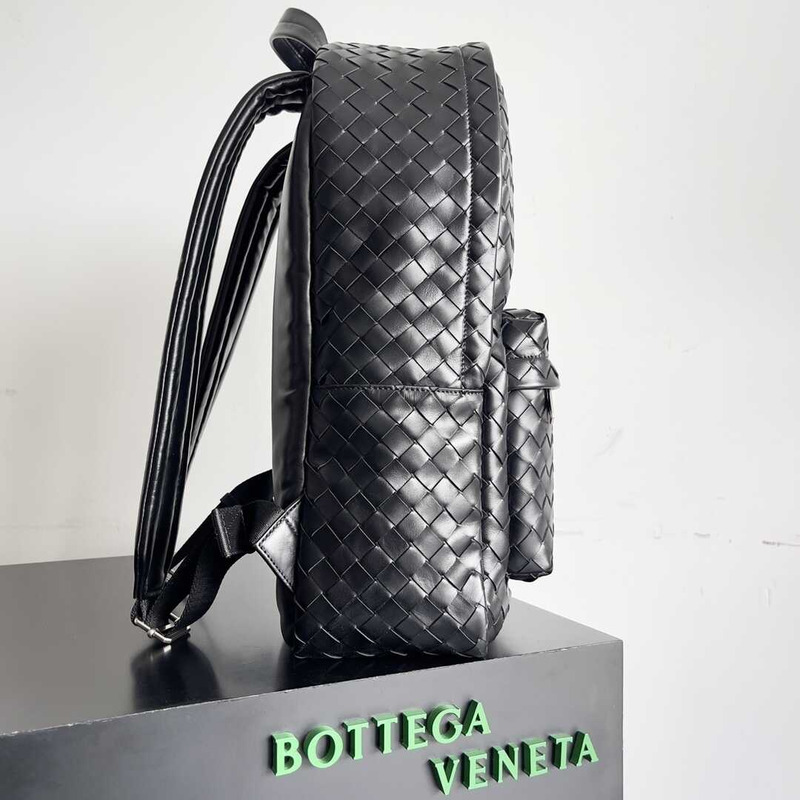 Bo*te*ga ve*ne*ta medium intrecciato backpack arsoise