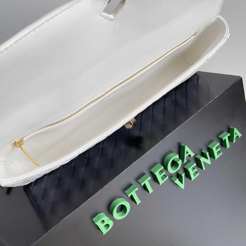 Bo*te*ga ve*ne*ta long clutch andiamo with handle white