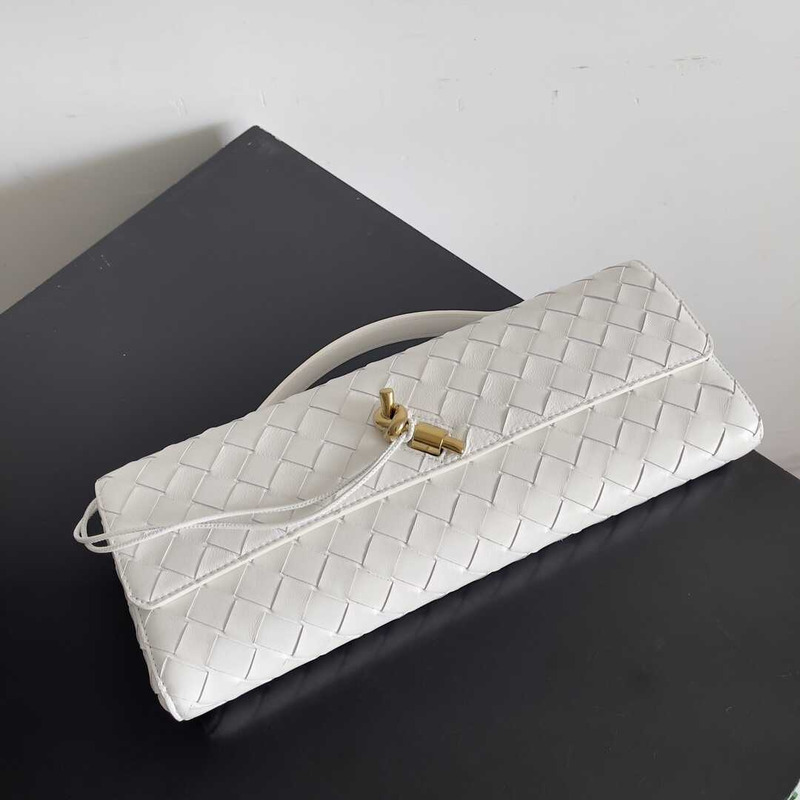 Bo*te*ga ve*ne*ta long clutch andiamo with handle white