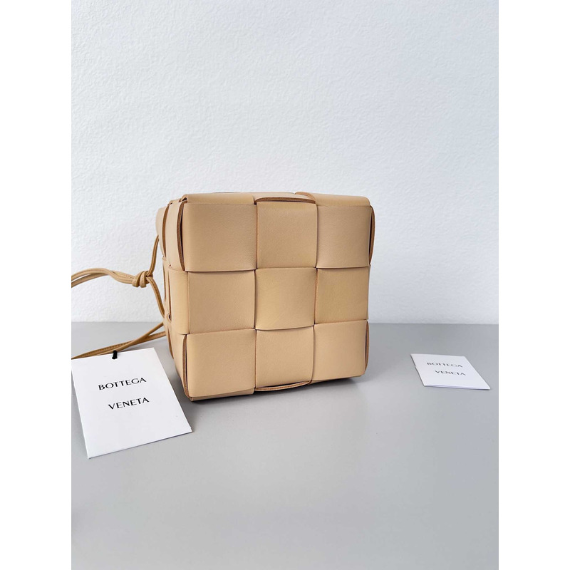 Bo*te*ga ve*ne*ta small cassette cross-body bucket in porridge