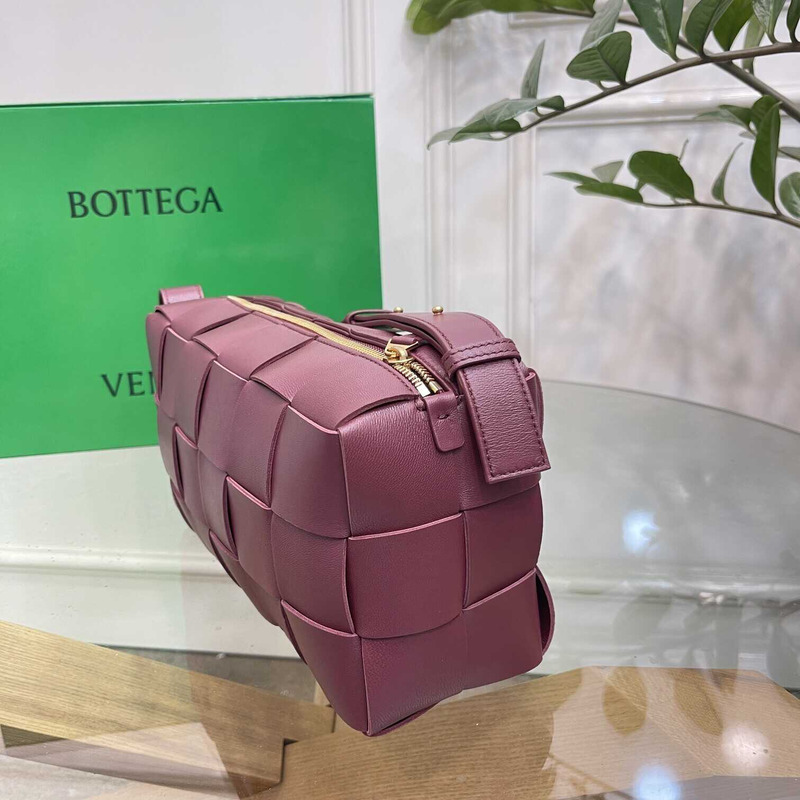 Bo*te*ga ve*ne*ta small cassette in pink