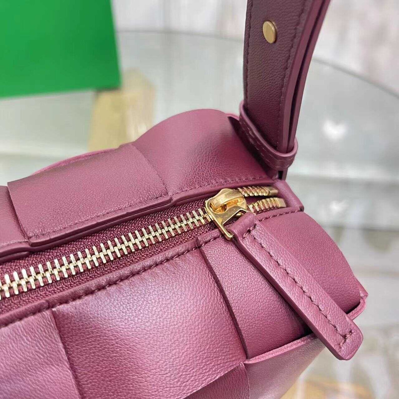 Bo*te*ga ve*ne*ta small cassette in pink