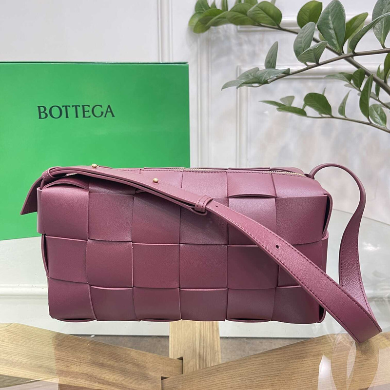 Bo*te*ga ve*ne*ta small cassette in pink