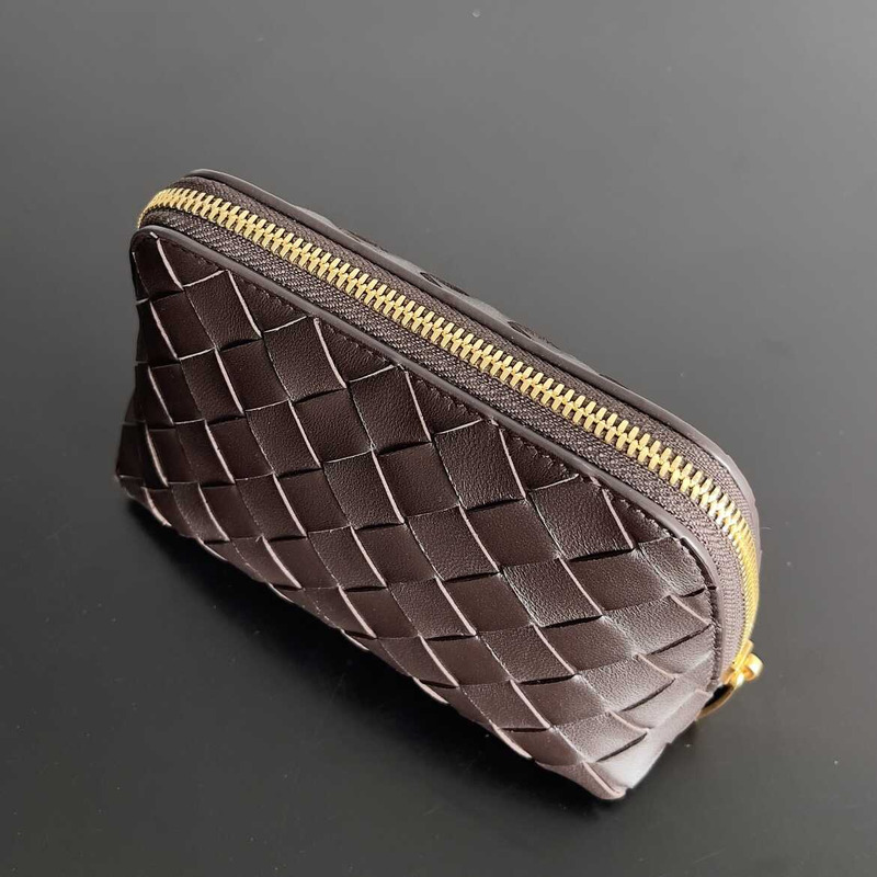 Bo*te*ga ve*ne*ta intrecciato beauty pouch dark brown