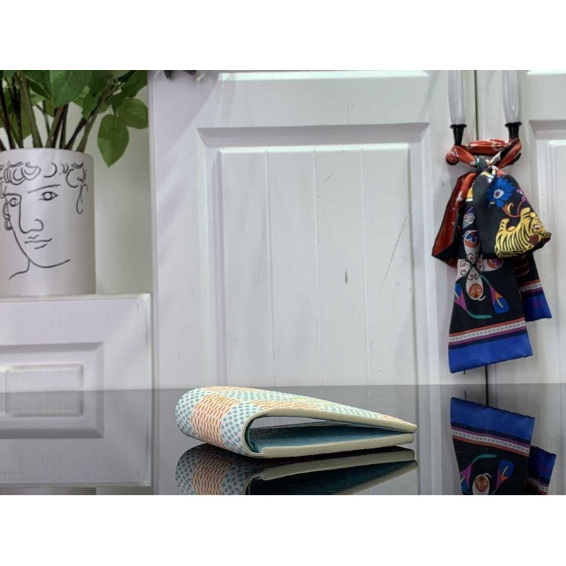 l**is V*t*n  multiple wallet in muti color