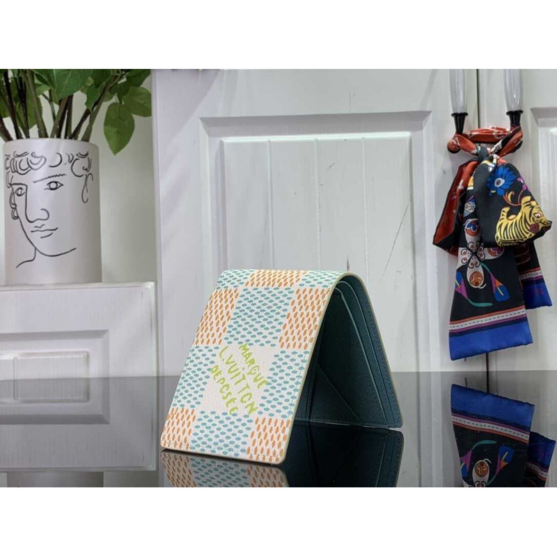 l**is V*t*n  multiple wallet in muti color