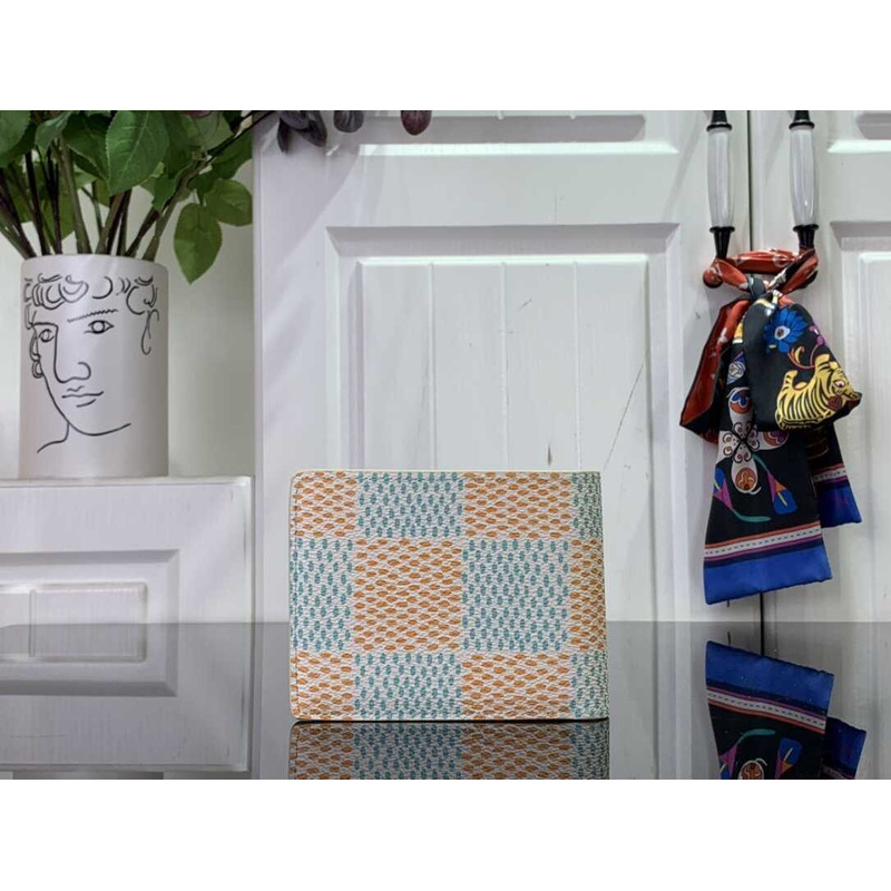 l**is V*t*n  multiple wallet in muti color