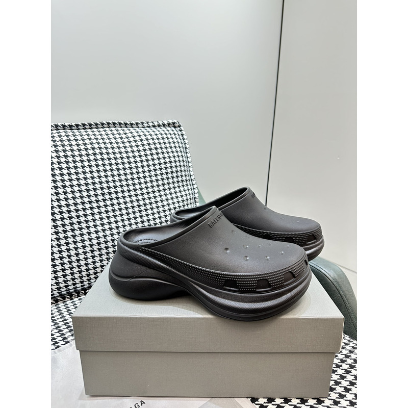 ba*len*cia*ga Cr*0*s mule in black