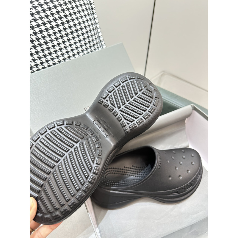 ba*len*cia*ga Cr*0*s mule in black