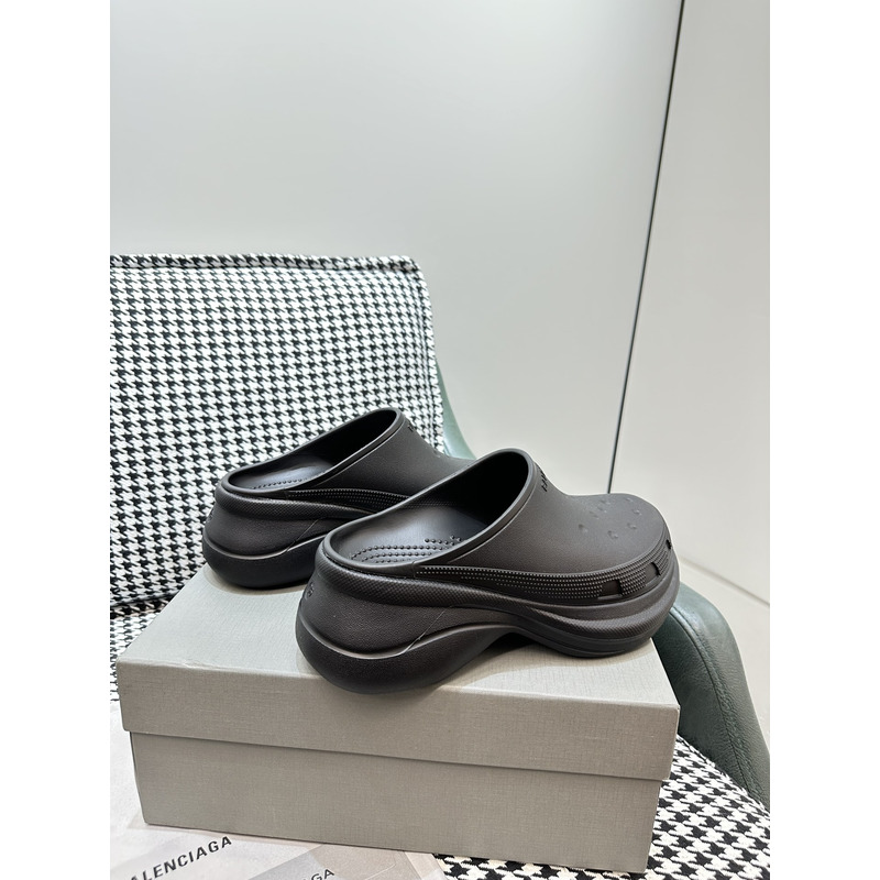 ba*len*cia*ga Cr*0*s mule in black