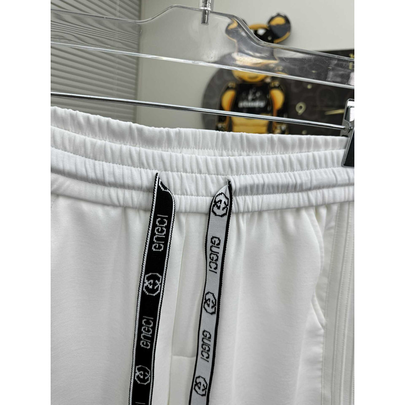 G*u*i logo-print shorts in white