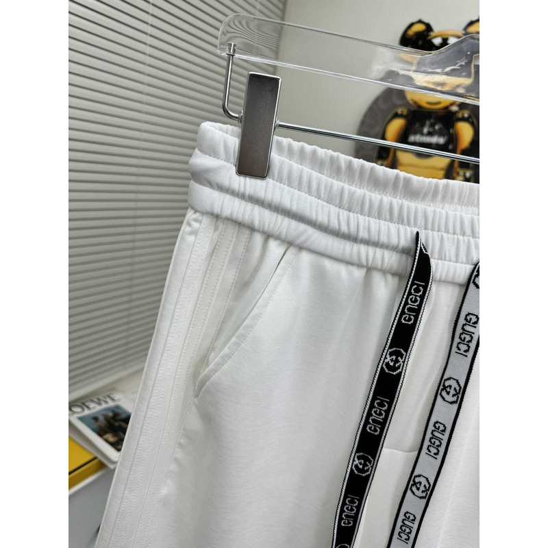 G*u*i logo-print shorts in white