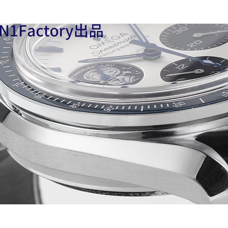 OmegaSpeedmaster Silver Snoopy Award Men\