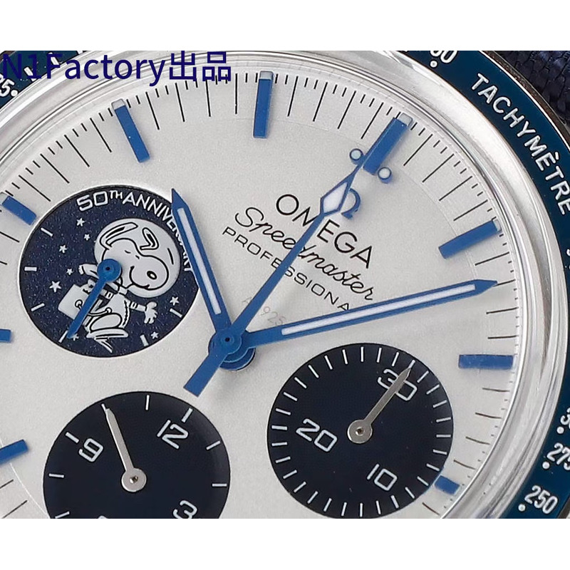 OmegaSpeedmaster Silver Snoopy Award Men\