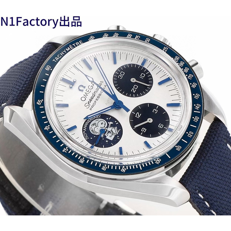 OmegaSpeedmaster Silver Snoopy Award Men\