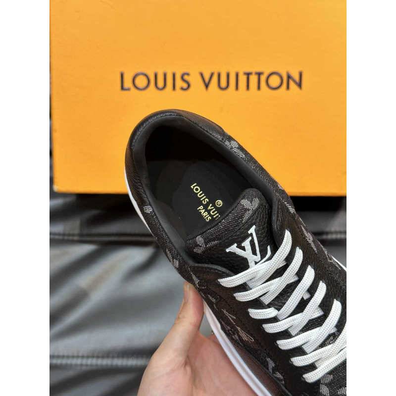 l**is V*t*n beverly hills sneaker