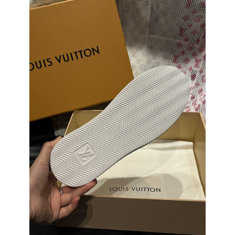 l**is V*t*n beverly hills sneaker