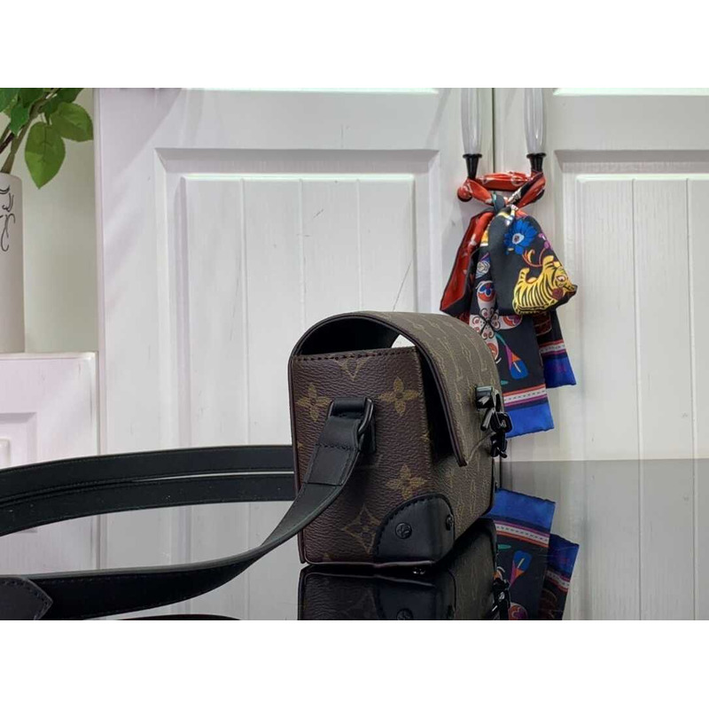 l**is V*t*n steamer wearable wallet in brown