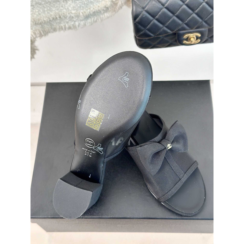 Ch*el interlocking cc logo leather slides