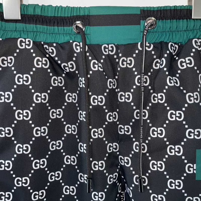 G*u*i logo printed short in muticolor