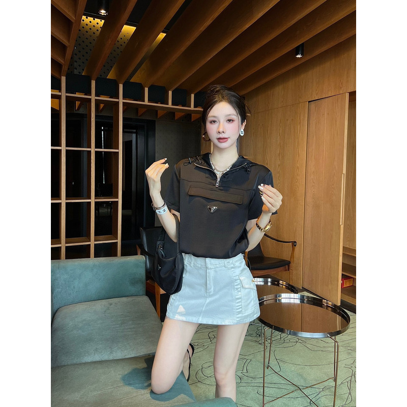 Pra*a triangle logo blouson t-shirt top black and short skirt pure white