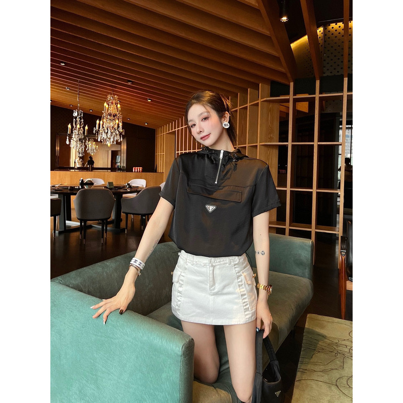 Pra*a triangle logo blouson t-shirt top black and short skirt pure white