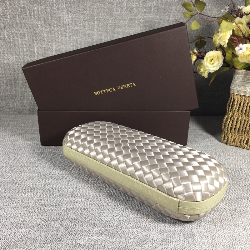 Bo*te*ga ve*ne*ta box knot with snake-trimmed and ribbon silver