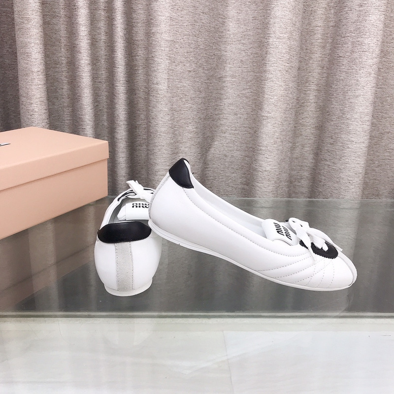 Miu Miu Lace-up Leather Ballet Flats White And Black