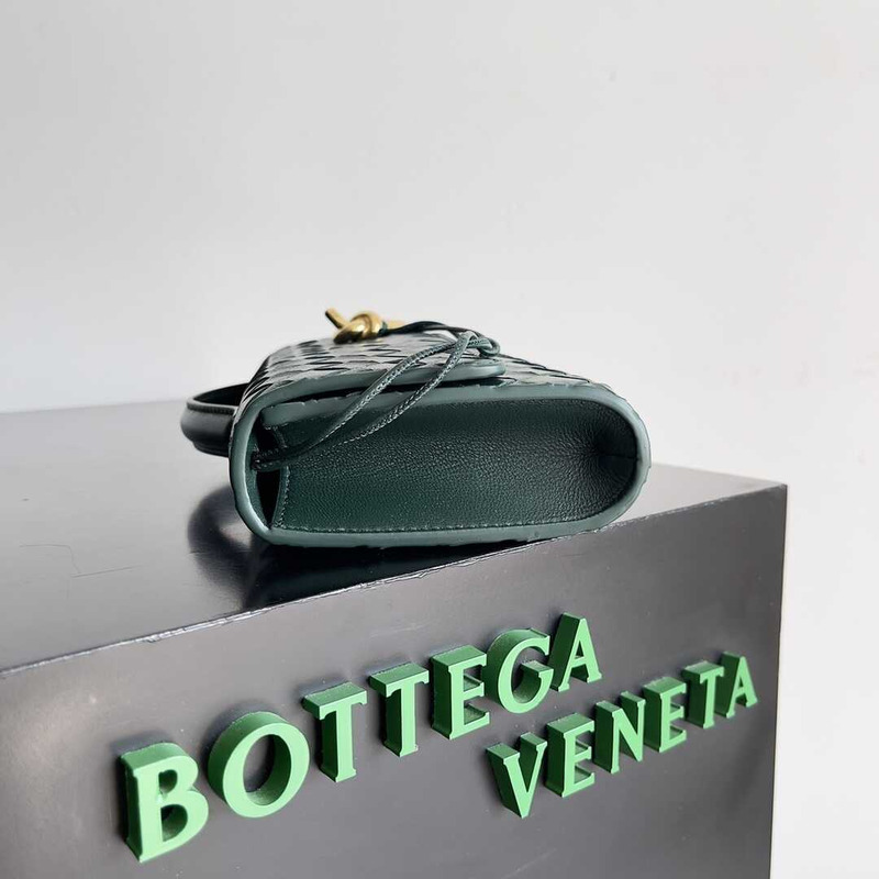 Bo*te*ga ve*ne*ta long andiamo clutch in green
