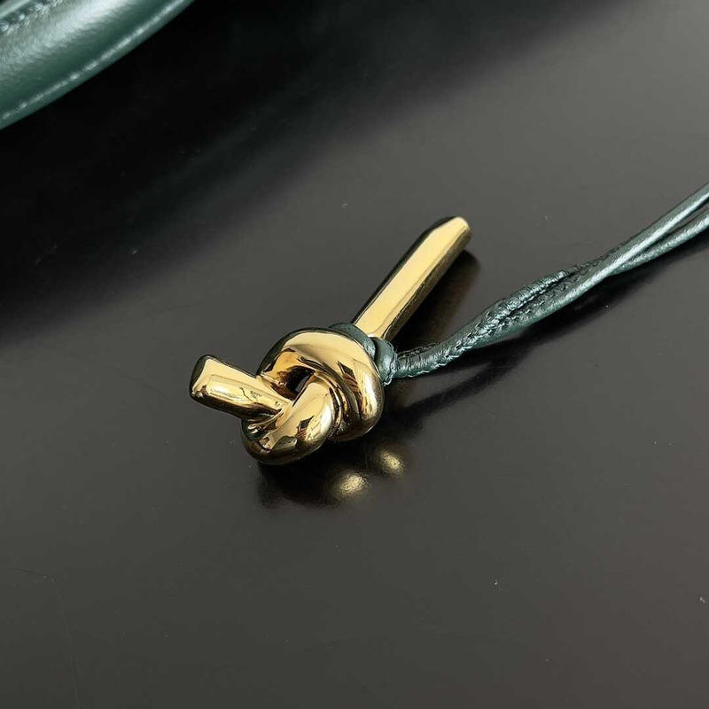 Bo*te*ga ve*ne*ta long andiamo clutch in green