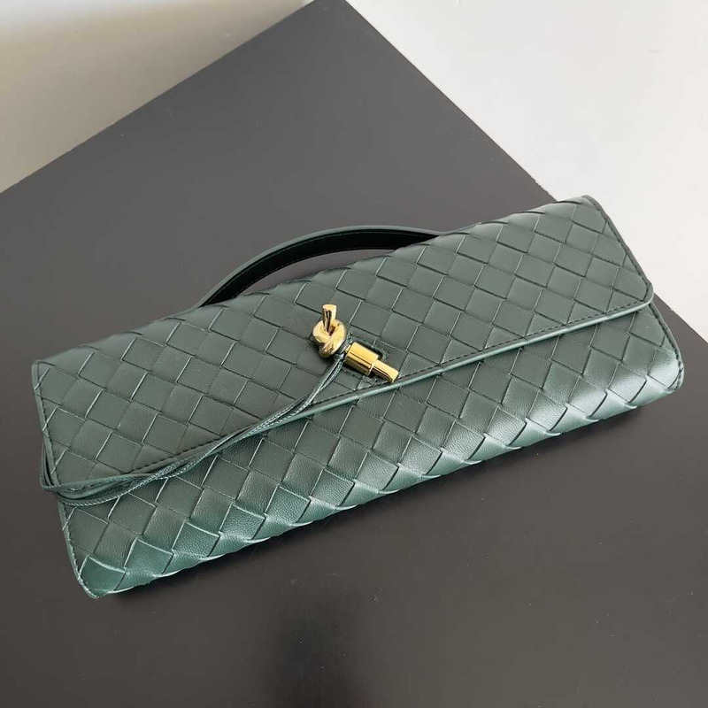Bo*te*ga ve*ne*ta long andiamo clutch in green