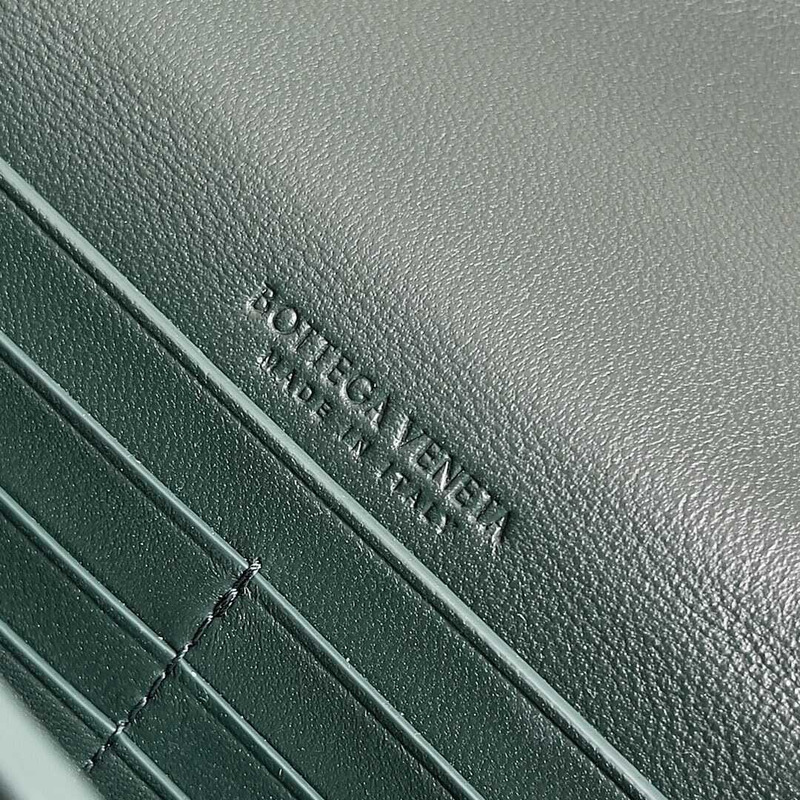 Bo*te*ga ve*ne*ta long andiamo clutch in green