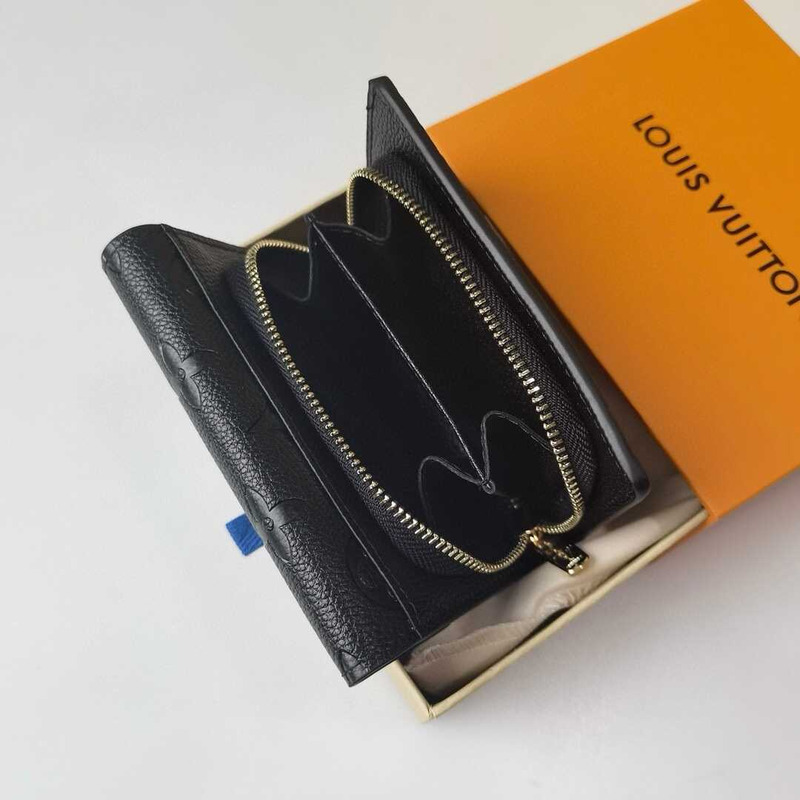 l**is V*t*n wallets black