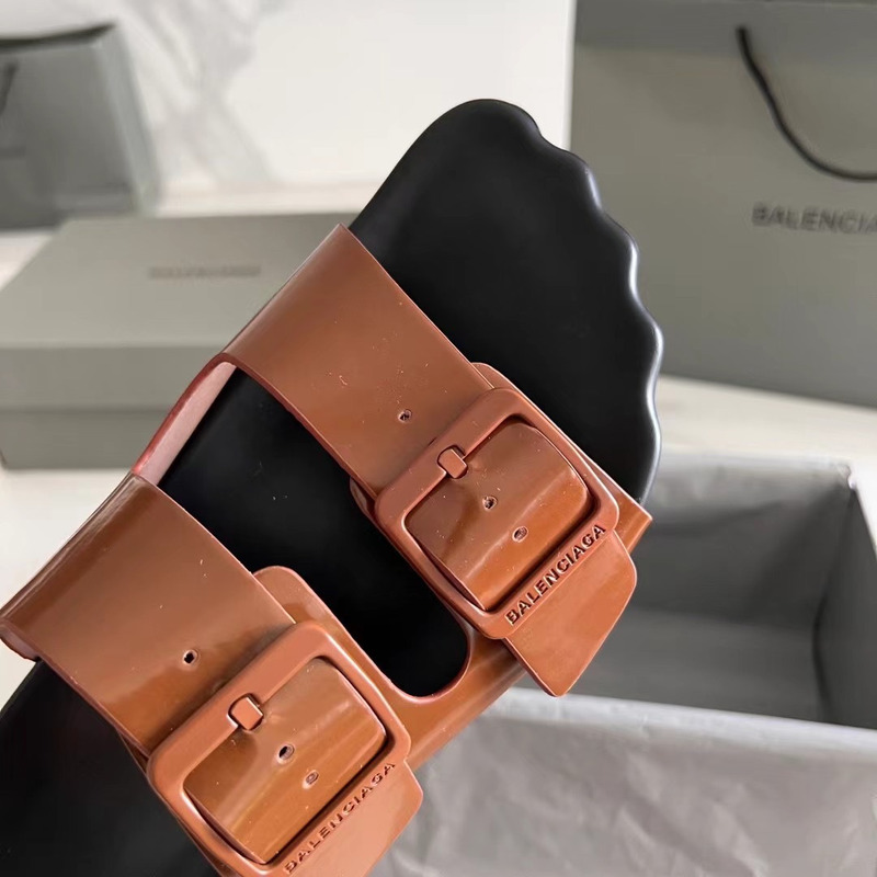 Ba*len*cia*ga women\