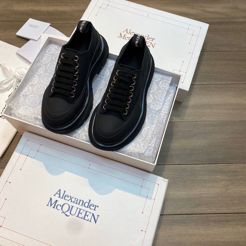 Alexander McQueen Tread Slick Platform Low top in Black