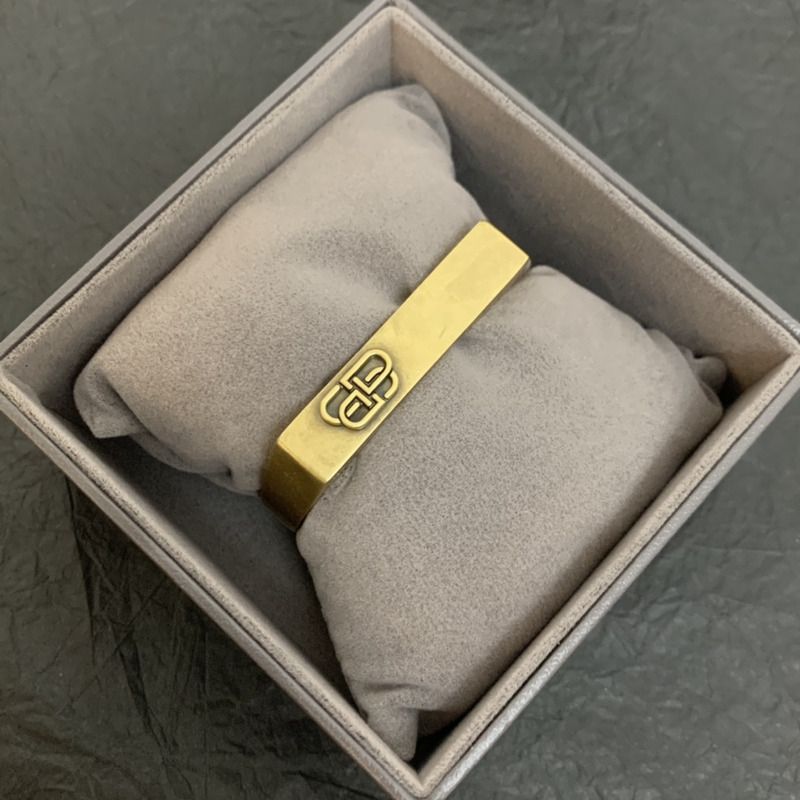Ba*len*cia*ga cuff bracelet