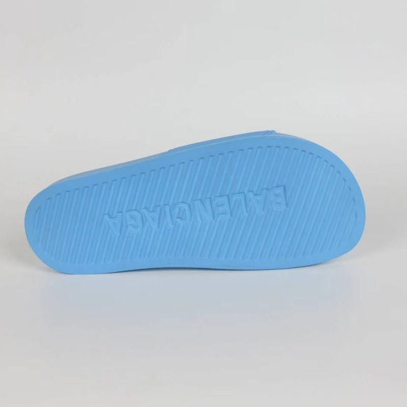 Ba*len*cia*ga Ba*len*cia*ga logo slides in blue