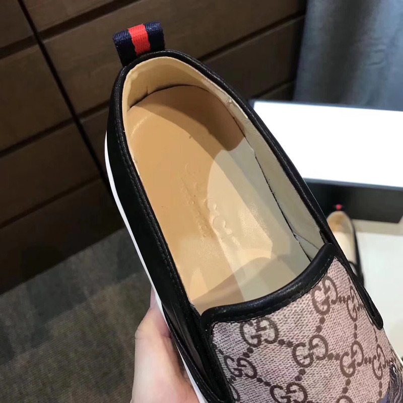 G*u*i mens wolf head boat sneakers