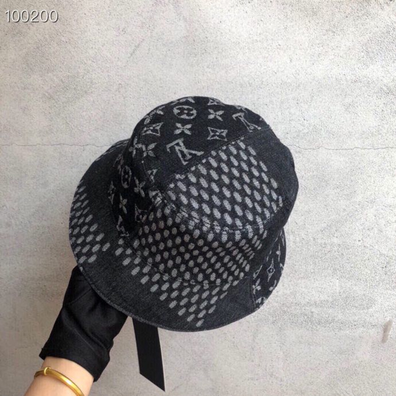 l**is V*t*n damier geant wave monogram sun hat