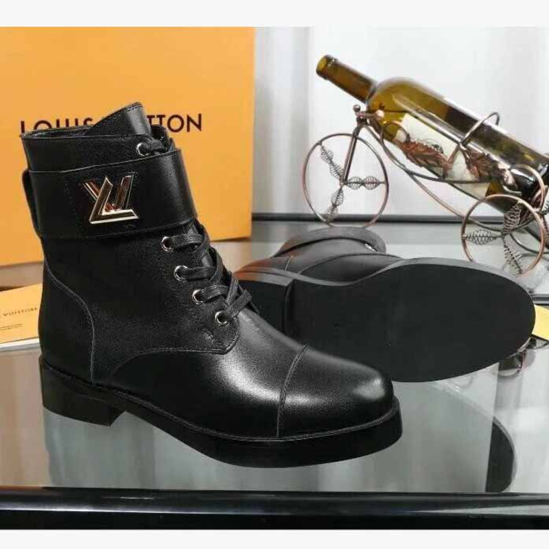 l**is V*t*n black heels