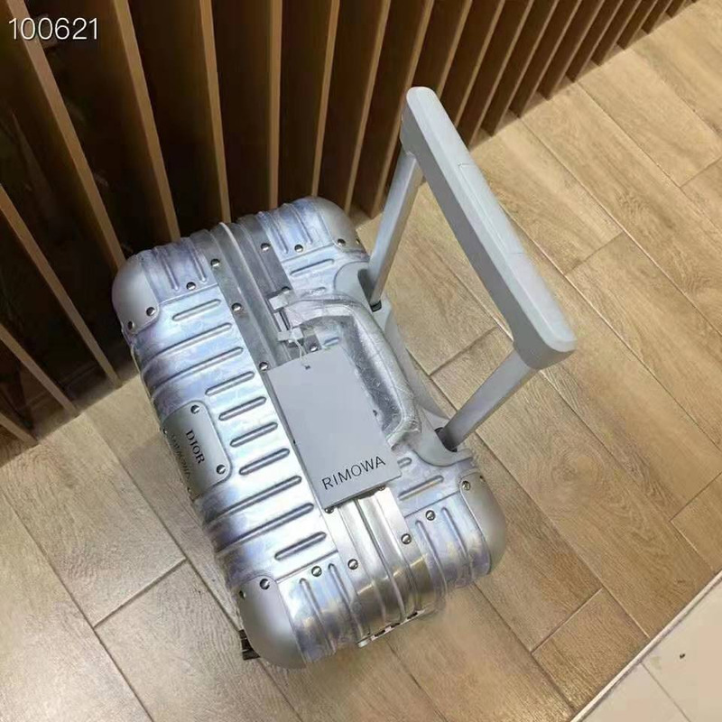 l**is V*t*n silver luggage