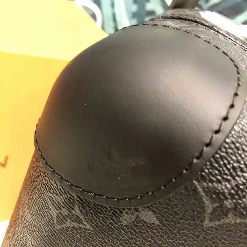 l**is V*t*n black monogram luggage