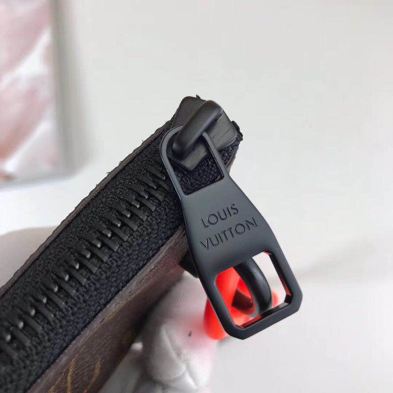 l**is V*t*n key pouch