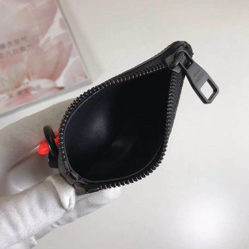 l**is V*t*n key pouch