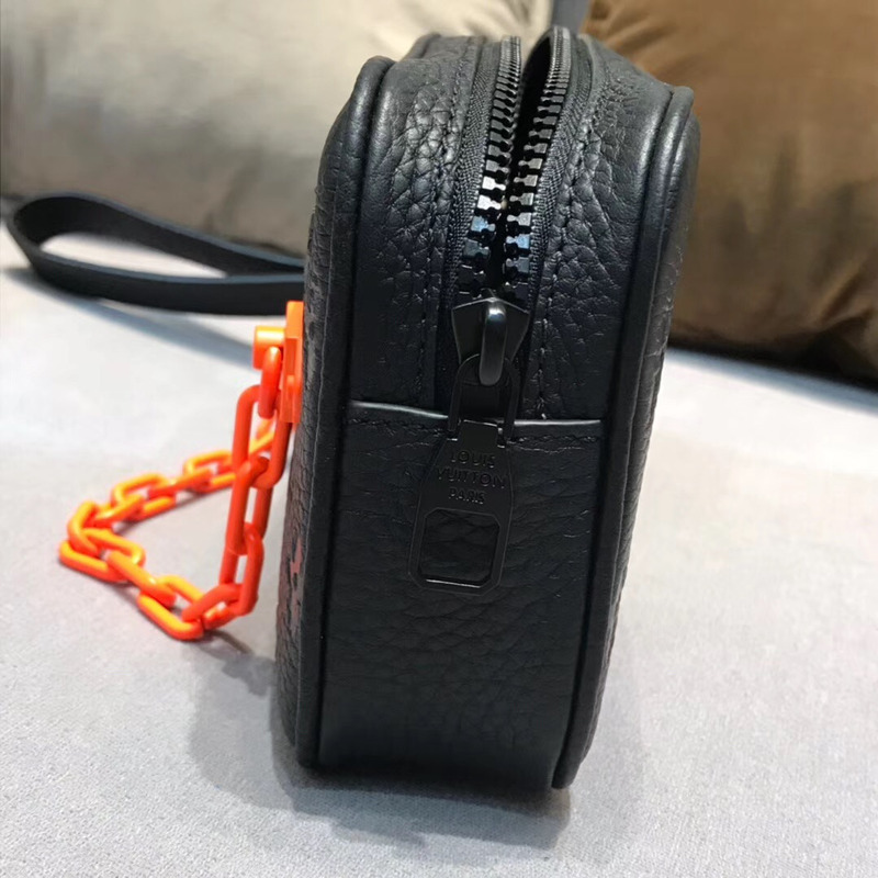 l**is V*t*n handbag in black